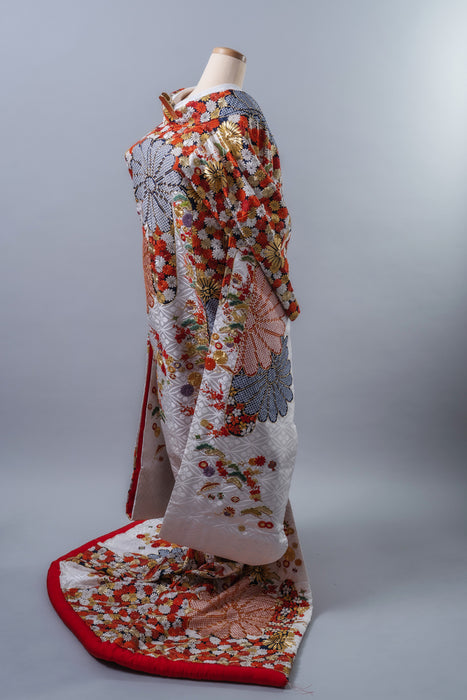 色打掛　手刺繍 壺垂菊花宝尽くし白地文