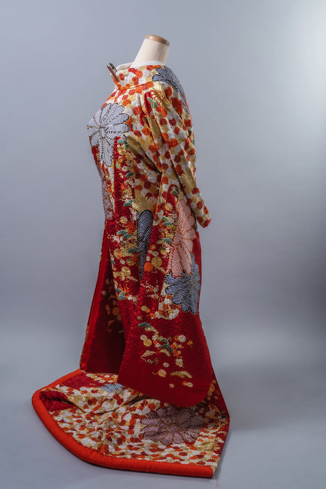 色打掛　手刺繍 壺垂菊花宝尽くし赤地文